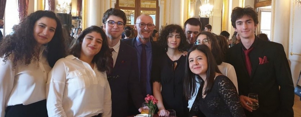 Frankofon Liseler Arası Edebiyat yarışmasında öğrencilerimizden Nupelda Günlü en iyi ikinci müzakereci ödülünü aldı.