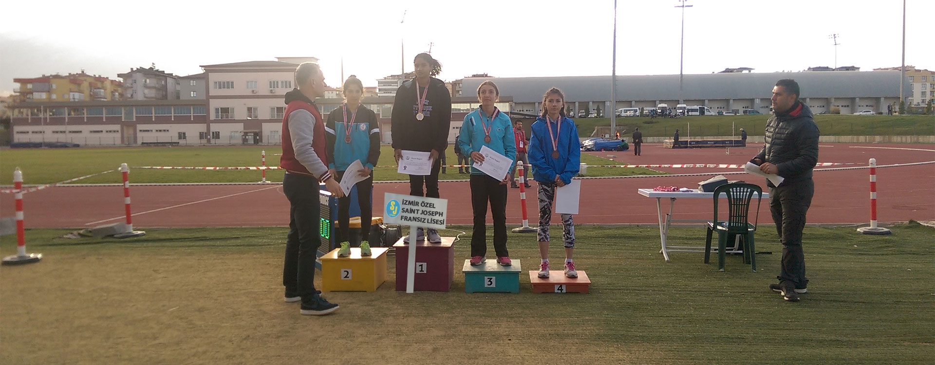 Yasemin Zehra BÖREKÇİ  Okullararasi Puanli Atletizm Grup Yarismalarinda 400 metre Gencler A kategorisinde birinci olmuştur.