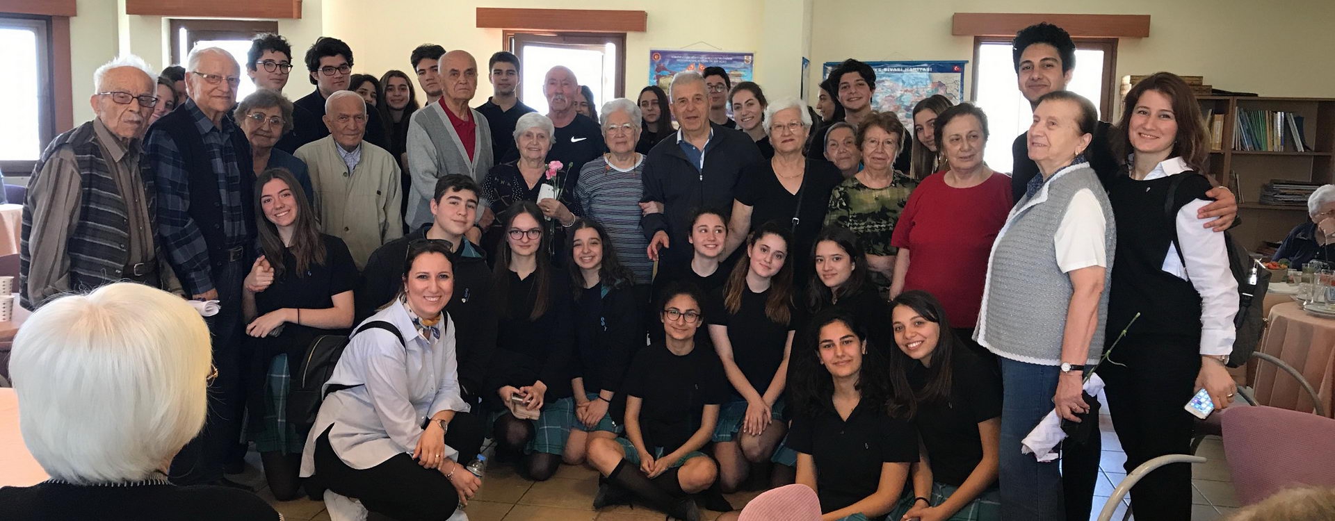 Visite de la  maison de retraite de Narlıdere par nos élèves du Club d’aide sociale