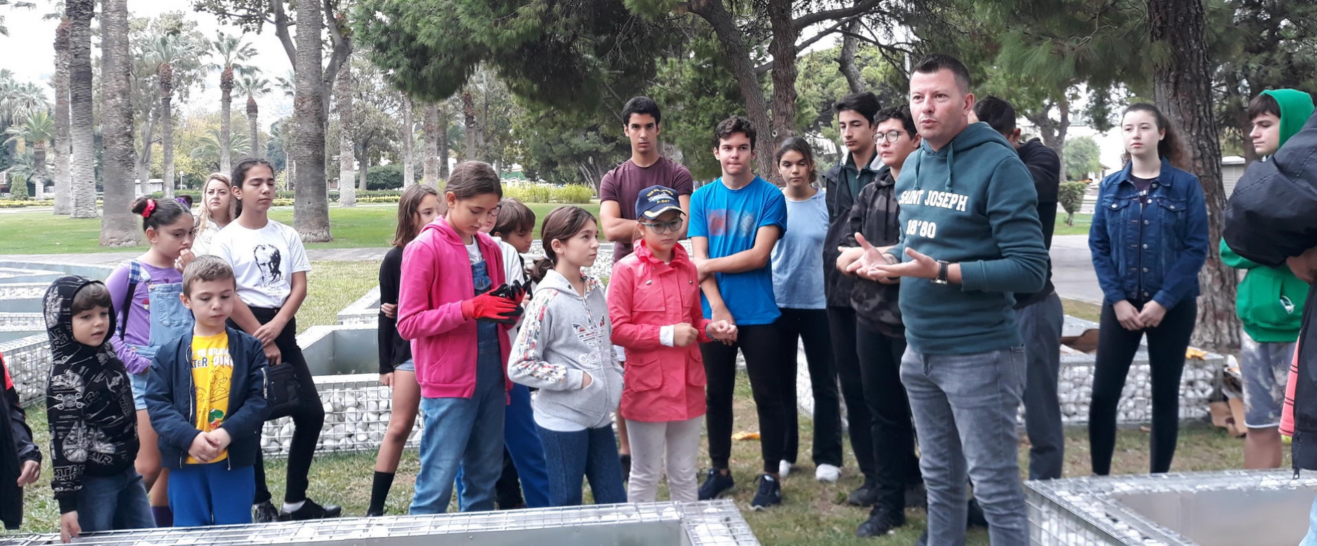 Permakültür Kulübü öğrencileri, Piri Reisli kardeşleri ile birlikte “Topluluk Bahçesi Projesi”nin ilk uygulamasını yaptı.